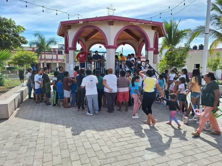EL DIRECTOR DE DESARROLLO SOCIAL, JAIME ENRIQUE PARRA LLEVÓ JUGUETES Y REGALOS A LAS NIÑAS Y NIÑOS DE LA ISLA DE MEXCALTITÁN