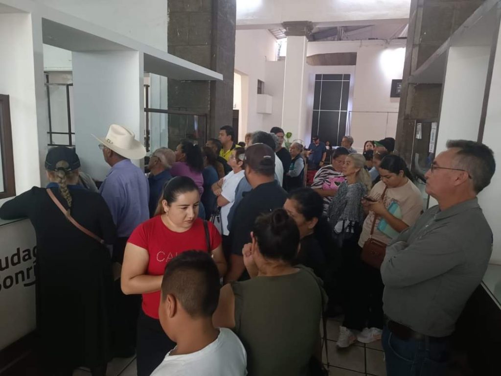 SE MANIFIESTA FOSVIN EN AYUNTAMIENTO DE TEPIC POR FALTA DE OBRAS