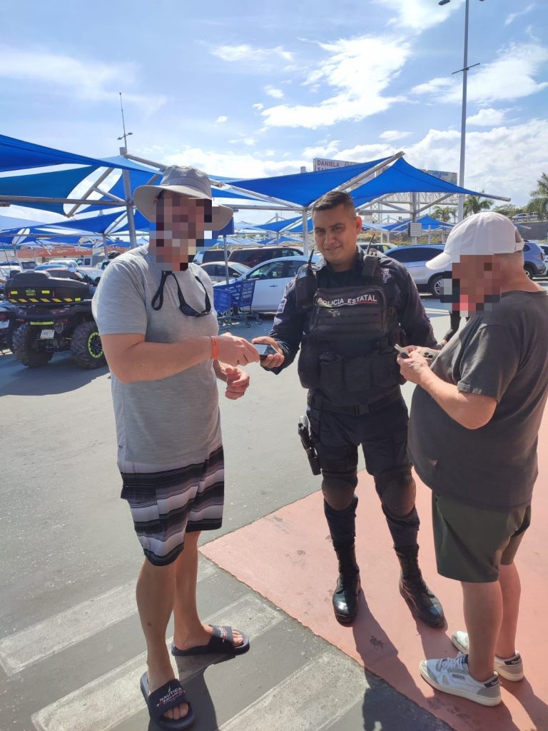 Policía Estatal entrega celular extraviado a turistas del municipio de Bahía de Banderas