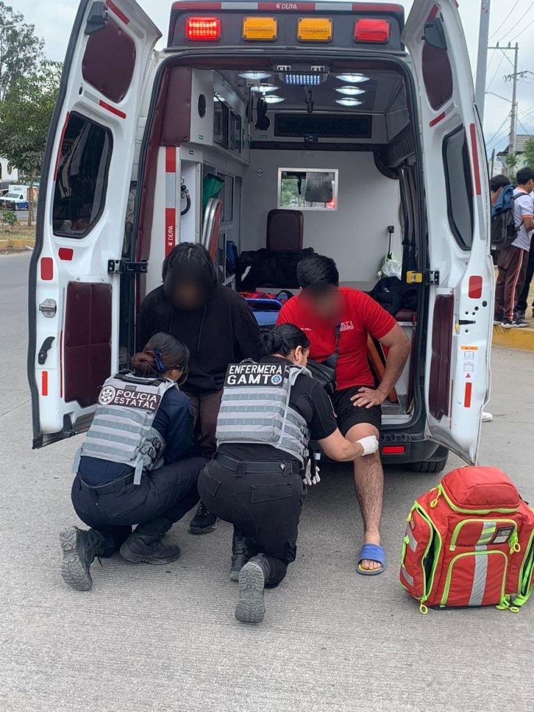 AUXILIA SSPC A CUATRO PERSONAS EN UN HECHO DE TRÁNSITO EN LA COLONIA AMPLIACIÓN PARAÍSO EN TEPIC