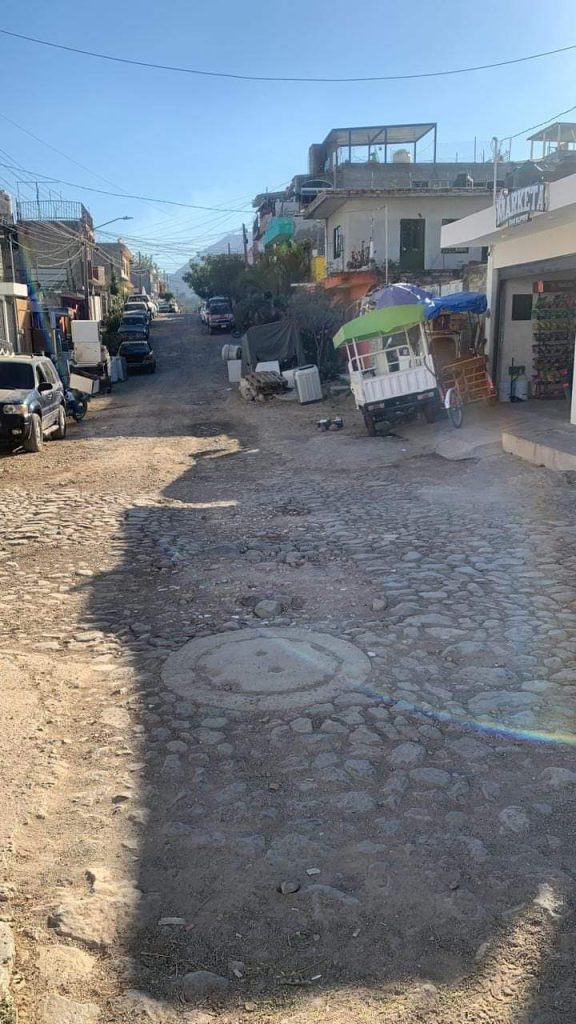 REPARADORES DE LAVADORAS Y DE AUTOS OBSTRUYEN LAS CALLES FRANCISCO I. MADERO Y ZITATALCO