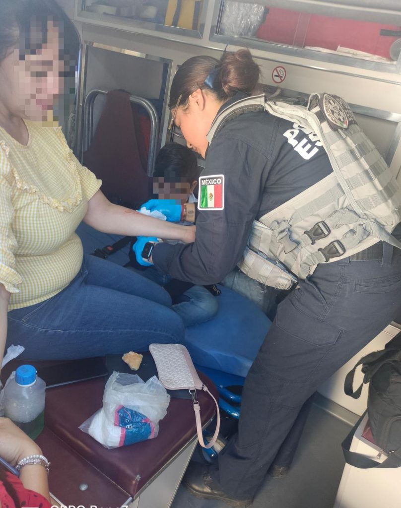 BRINDA SSPC AUXILIO A DOS PERSONAS TRAS UN HECHO DE TRÁNSITO EN LA CAPITAL NAYARITA