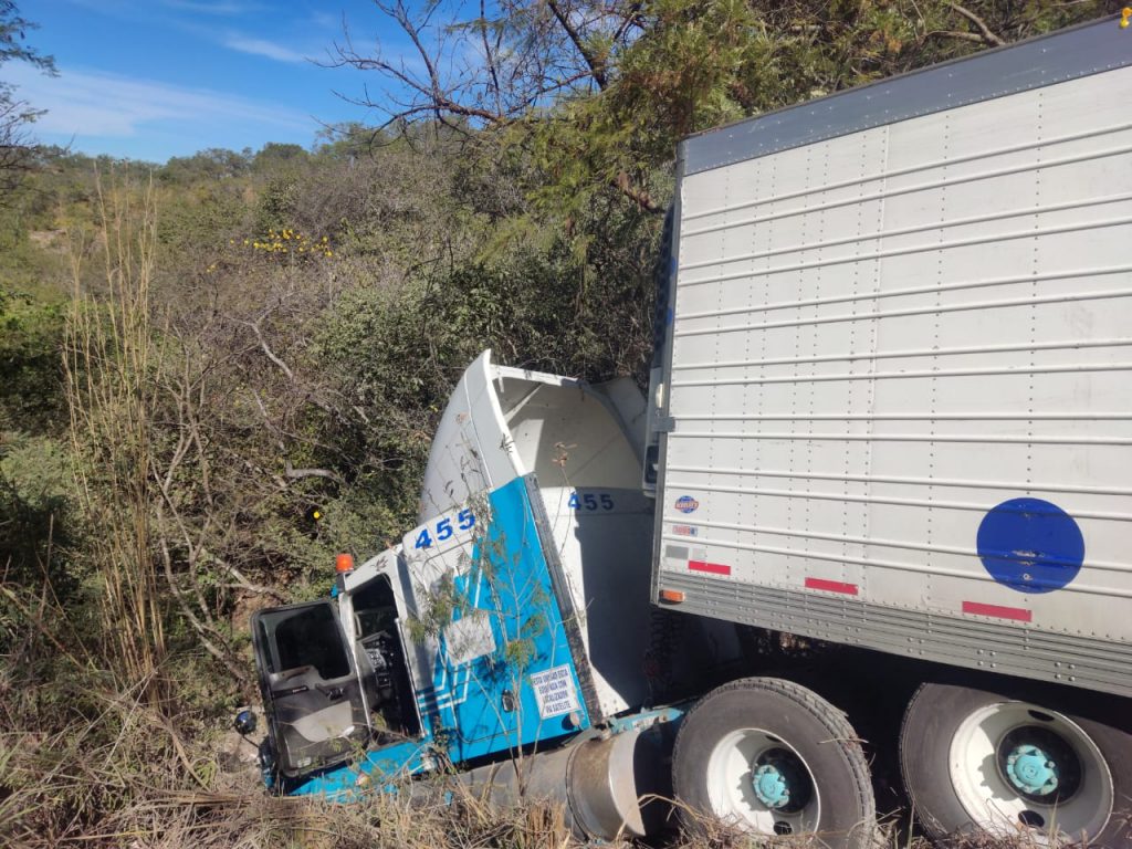 Policía Estatal y Cruz Roja Mexicana atienden hecho de tránsito en la carretera Federal 200