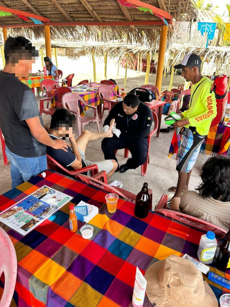 Auxilian Bomberos y Guardavidas de Nayarit a un masculino que resultara lesionado tras la interacción con una fauna marina en el municipio de San Blas