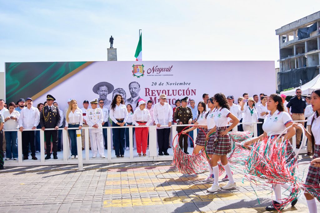 ENCABEZAN BEATRIZ ESTRADA MARTÍNEZ Y MIGUEL ANGEL NAVARRO QUINTERO EL TRADICIONAL DESFILE DE LA REVOLUCIÓN MEXICANA