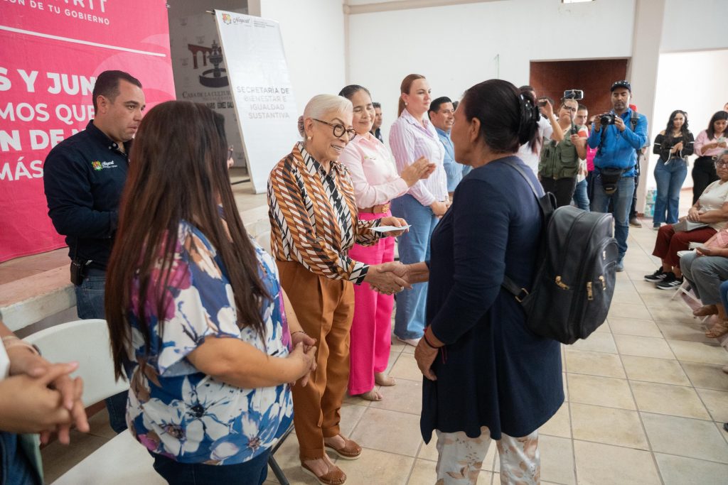 ENTREGA BEATRIZ ESTRADA MARTÍNEZ 300 LENTES ESPECIALES EN EL MUNICIPIO DE TECUALA
