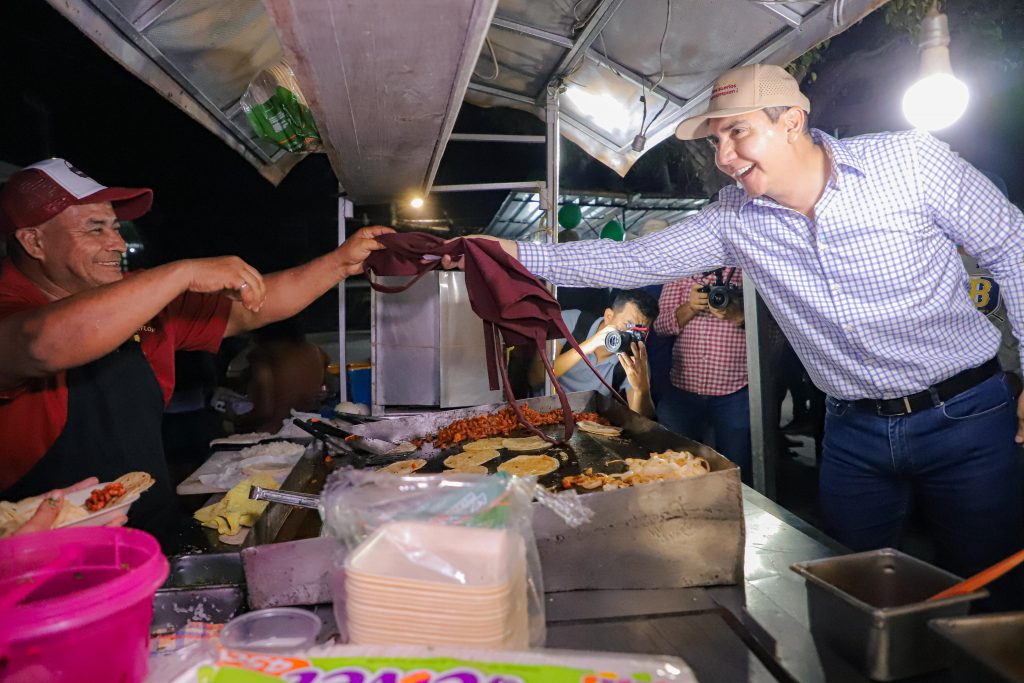 ¡ASÍ SE CELEBRA EN SAN JUAN DE ABAJO! HÉCTOR SANTANA INAUGURA LA FERIA DEL TACO CON RESPALDO TOTAL A LOS COMERCIANTES