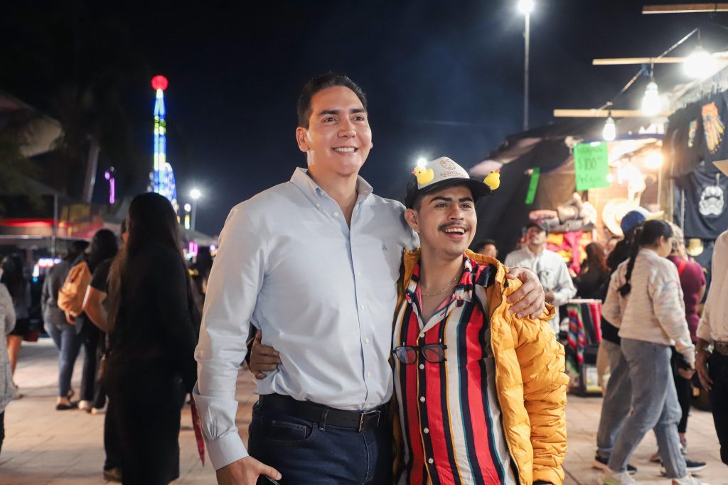HÉCTOR SANTANA LLEVA LA IDENTIDAD, CULTURA Y ALEGRÍA DE BAHÍA DE BANDERAS AL DESFILE INAUGURAL DE LA FERIA NAYARIT 2025
