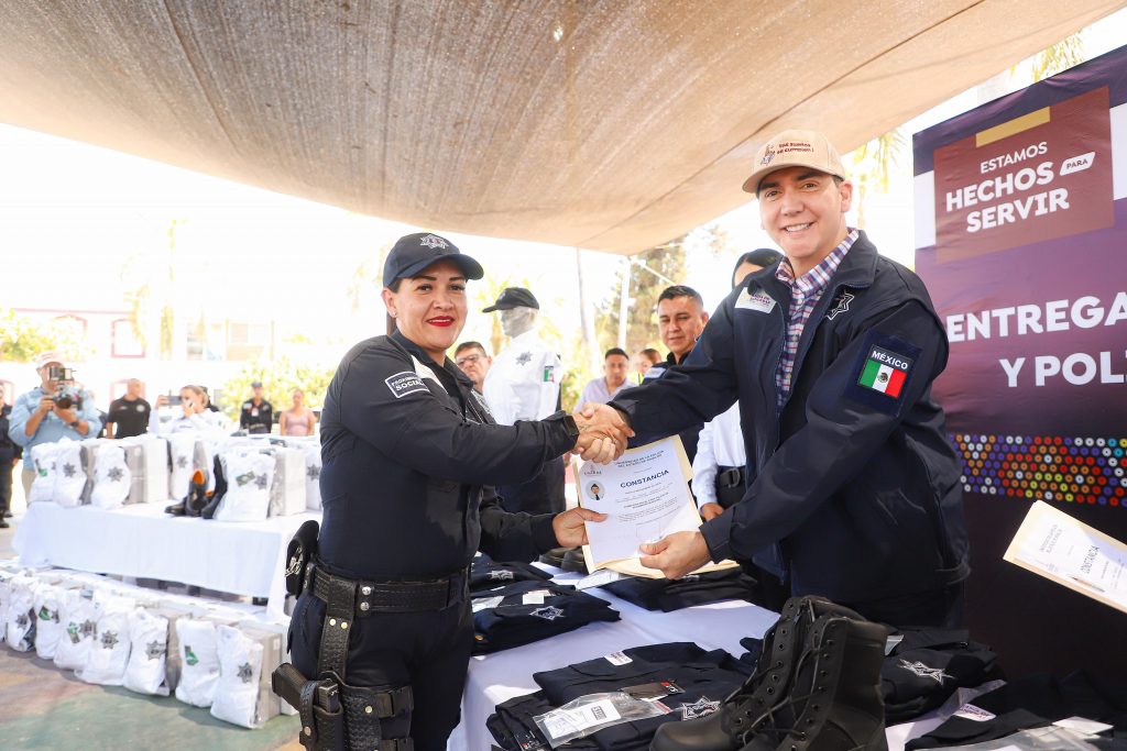 HÉCTOR SANTANA DIGNIFICA A LA POLICÍA DE BAHÍA DE BANDERAS CON UNIFORMES DE LA MEJOR CALIDAD