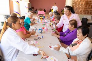 Beatriz Estrada trabaja por la salud y el bienestar de las y los adultos mayores.