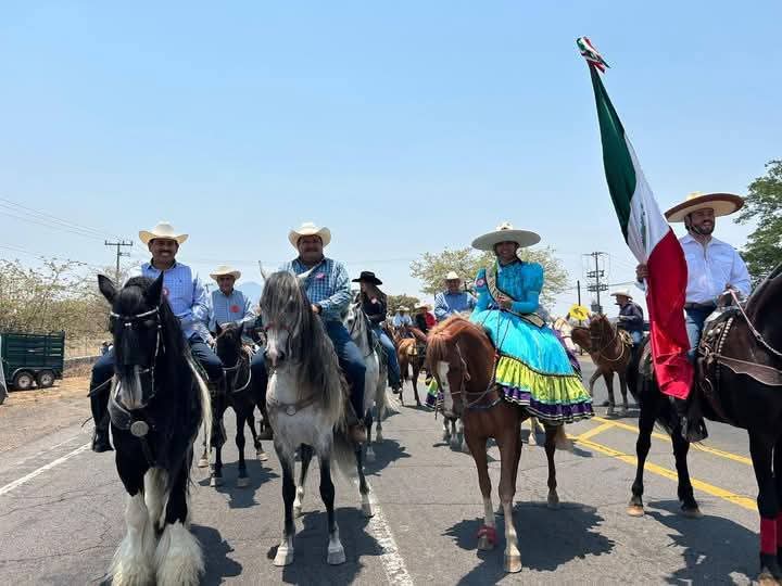 CONVIVIO EL DIPUTADO LOCAL ADAHAN CASAS RIVAS CON GENTE DE SU PUEBLO EN SAMAO.