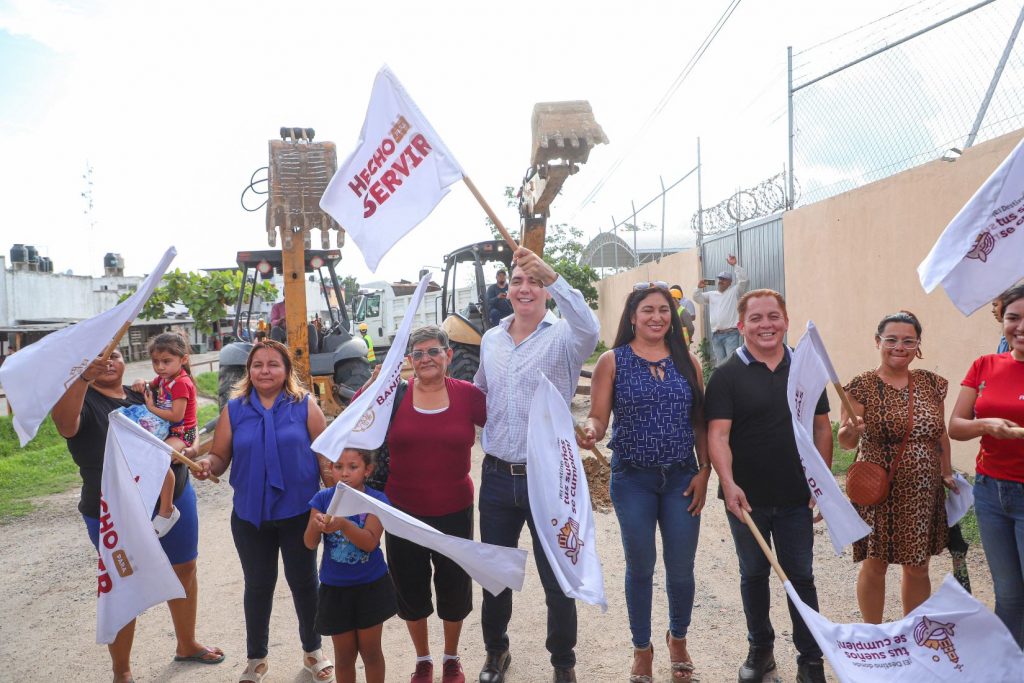 Arranca Héctor Santana obra de pavimentación en La Misión