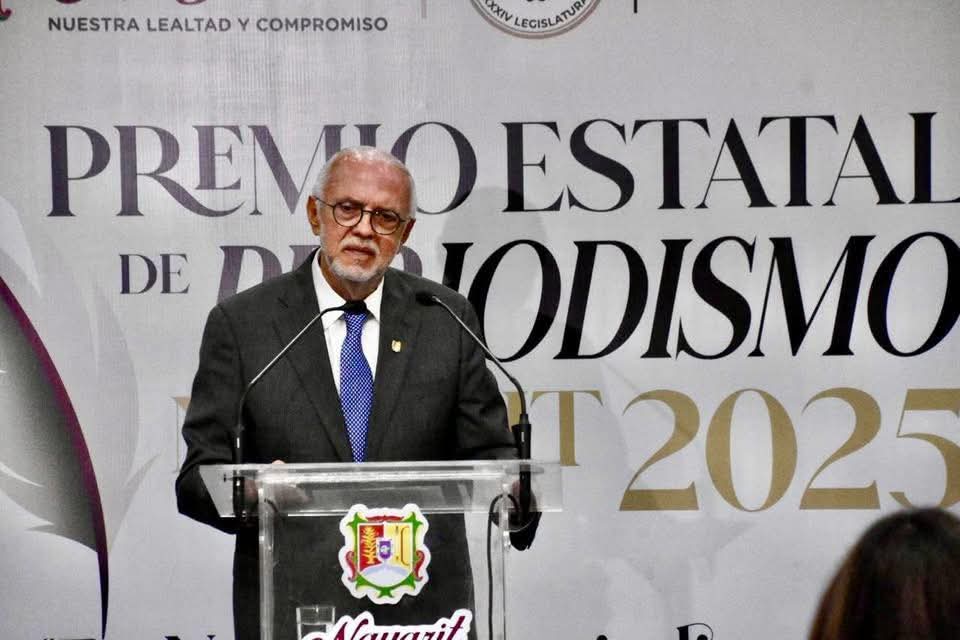 Premia Congreso y Gobierno de Nayarit a periodistas.