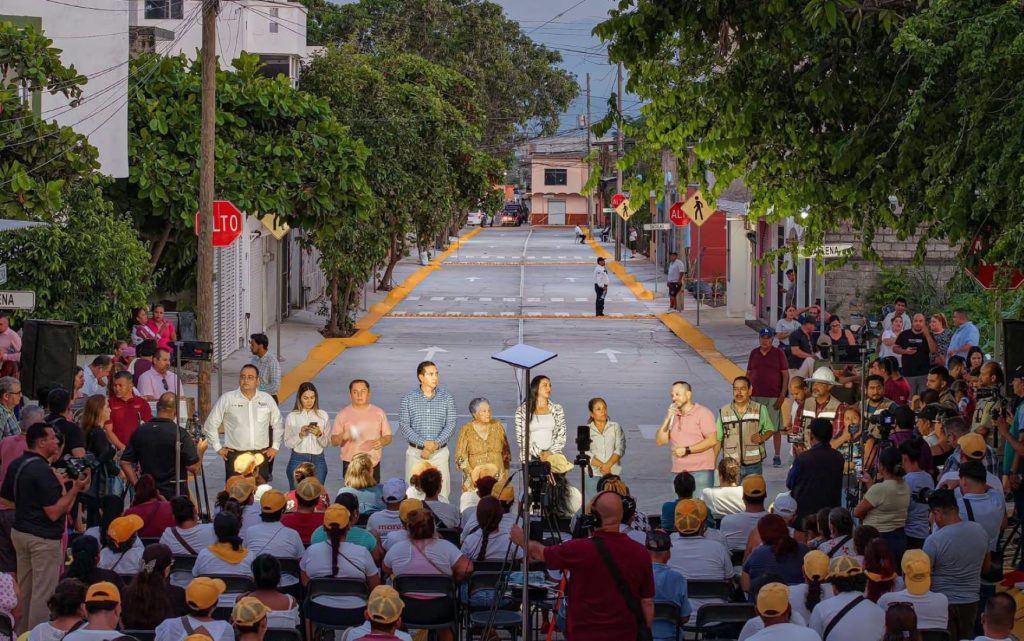 Héctor Santana entrega la nueva calle Independencia en San Vicente.