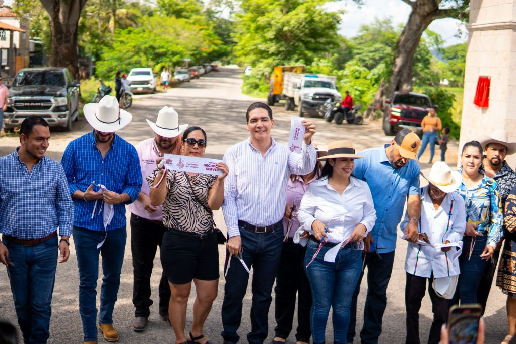 Héctor Santana entrega el Arco de Ingreso a El Colomo: una obra emblemática para la Sierra de Bahía de Banderas