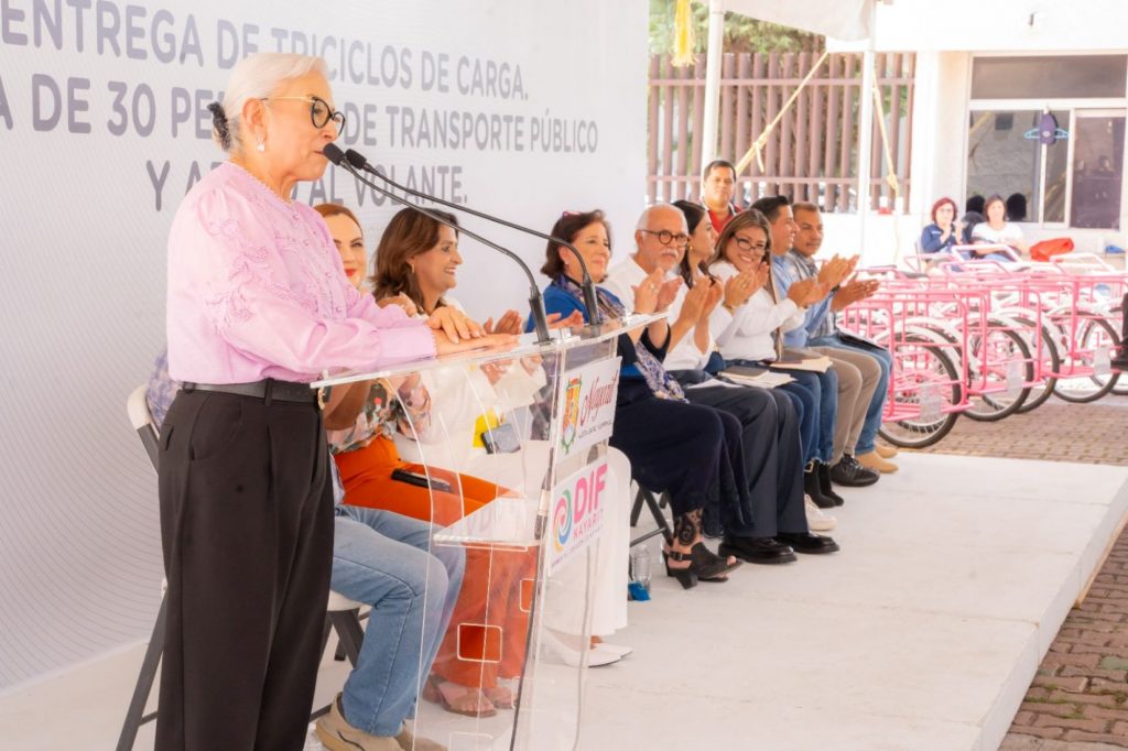Miguel Ángel Navarro y Beatriz Estrada apoyan la economía de quienes más lo necesitan