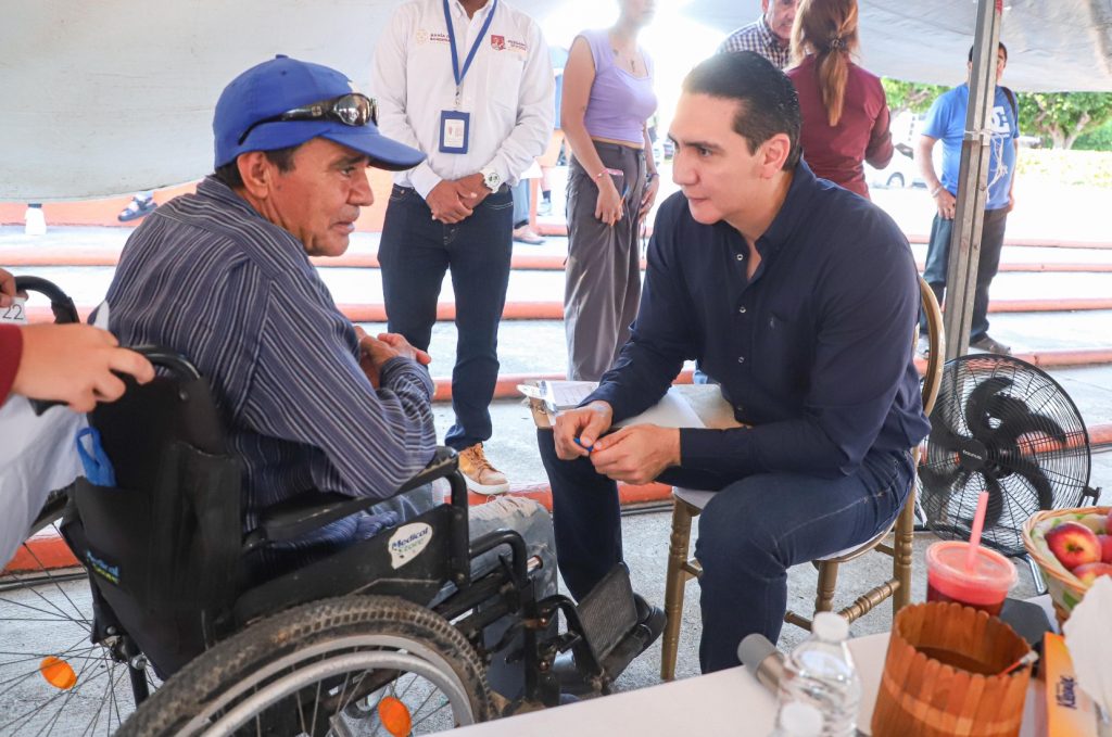 Héctor Santana escucha y responde en la Audiencia Ciudadana número 42 en San Juan de Abajo