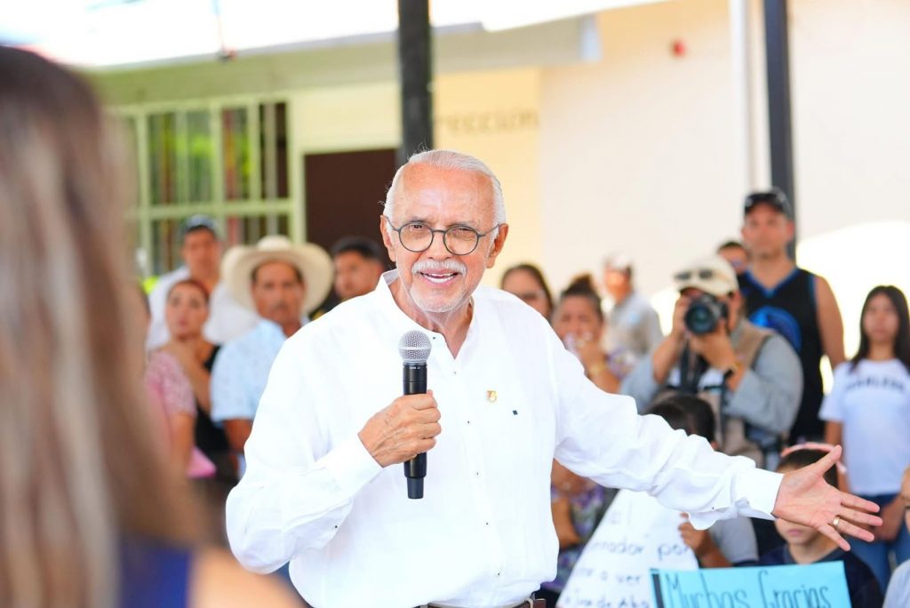 Miguel Ángel Navarro Quintero refrenda su compromiso con la educación en San Juan de Abajo