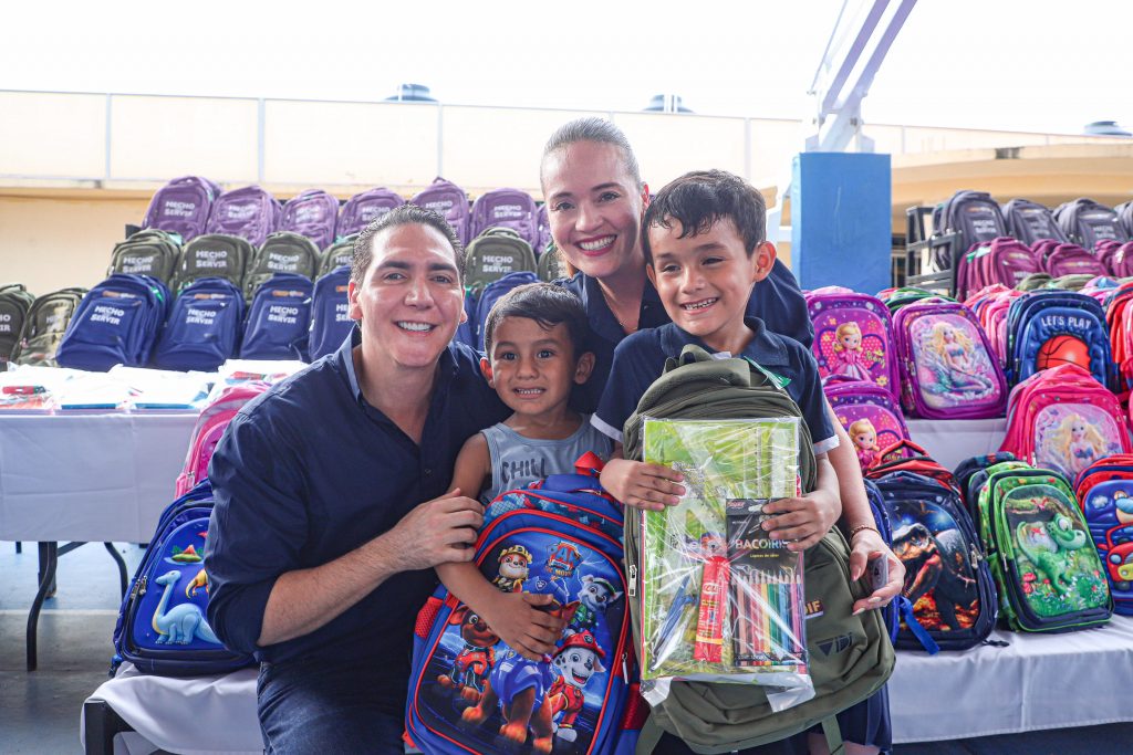 Héctor Santana y Margui Zúñiga entregan mochilas y útiles escolares a niños de Bahía de Banderas