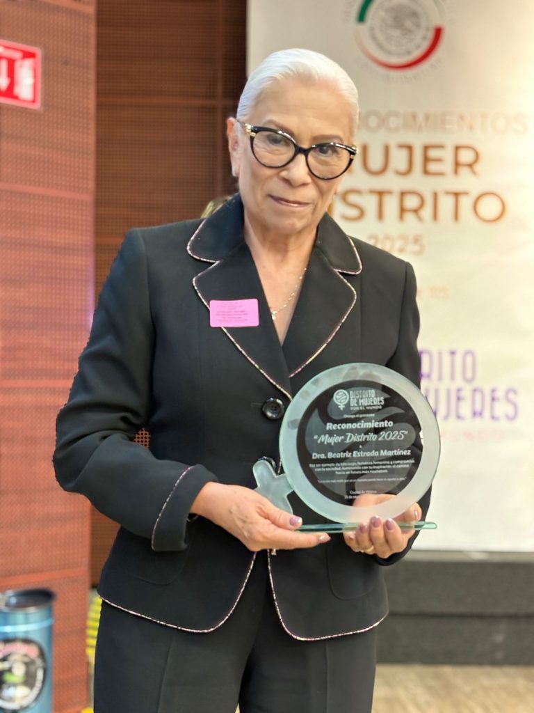 Beatriz Estrada recibe en el Senado el reconocimiento Mujer Distrito 2025