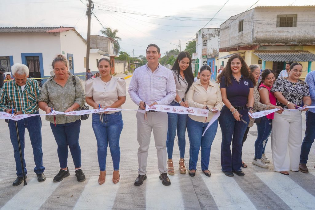 Héctor Santana inaugura la Calle Primero de Mayo en San Juan de Abajo
