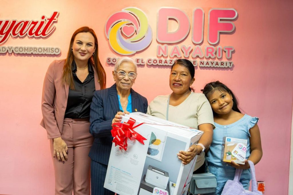 Entrega Beatriz Estrada apoyos para fortalecer la educación en Nayarit