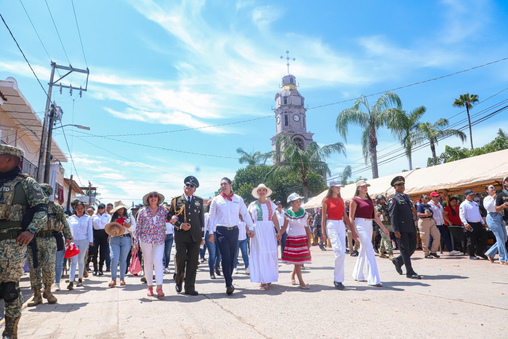 Valle de Banderas se viste de gala con el desfile cívico por el 215 aniversario de la Independencia de México