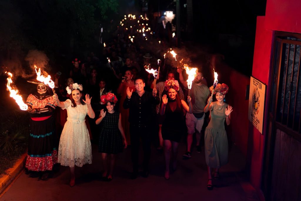 Con música, color y tradición, Héctor Santana encabeza emotiva procesión en Sayulita