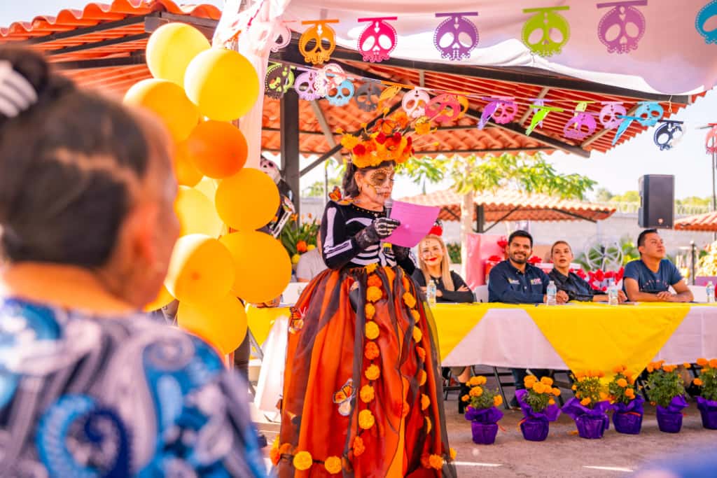 BEATRIZ ESTRADA MARTÍNEZ CELEBRO EL DÍA DE MUERTOS 2025 CON PEESONAS ADULTAS