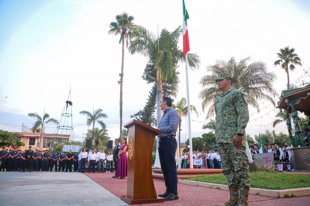 Con acto cívico y desfile, encabeza Héctor Santana el 115 aniversario de la Revolución Mexicana