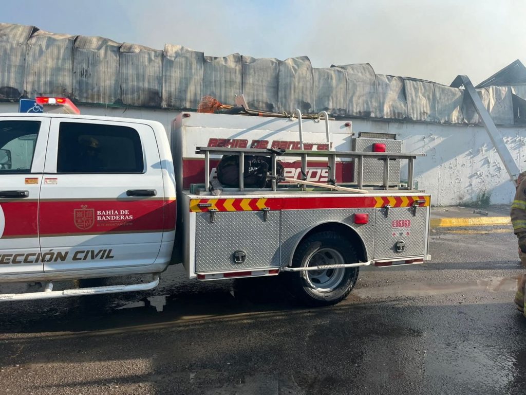Gobierno de Bahía de Banderas envía apoyo inmediato a Puerto Vallarta tras incendio en Bodega Aurrera de Ixtapa