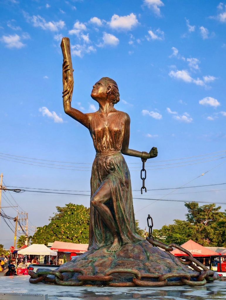 Bahía de Banderas conmemoró el 25N con una marcha histórica y la develación de la escultura, “La Mujer de la Justicia”