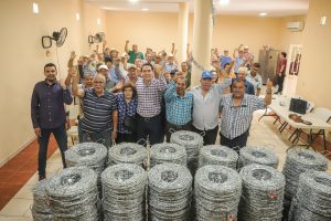 Fortalece Héctor Santana al sector ejidal con la entrega de rollos de alambre