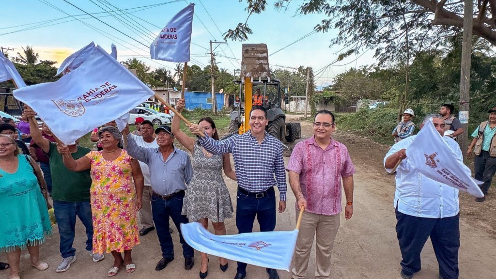 Héctor Santana da arranque de obra en la calle Josefa Ortiz de Domínguez en Mezcalitos