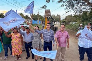 Héctor Santana da arranque de obra en la calle Josefa Ortiz de Domínguez en Mezcalitos