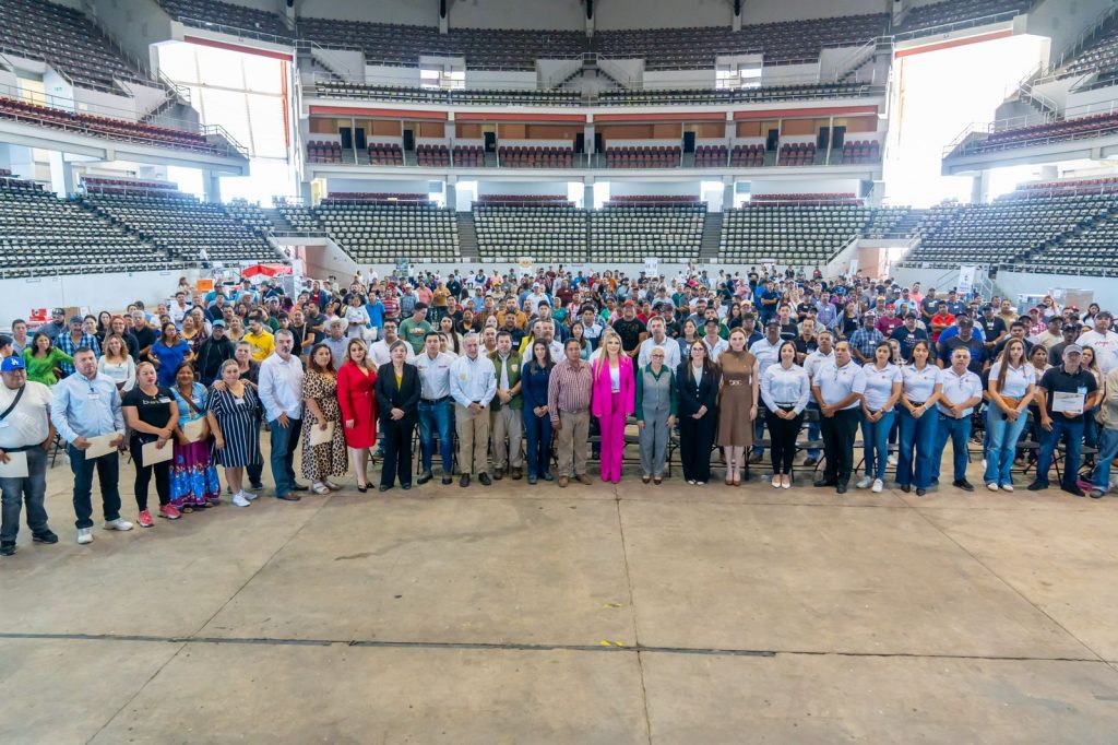 Entrega Beatriz Estrada apoyos laborales que fortalecen el ingreso de cientos de familias