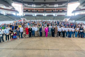 Entrega Beatriz Estrada apoyos laborales que fortalecen el ingreso de cientos de familias