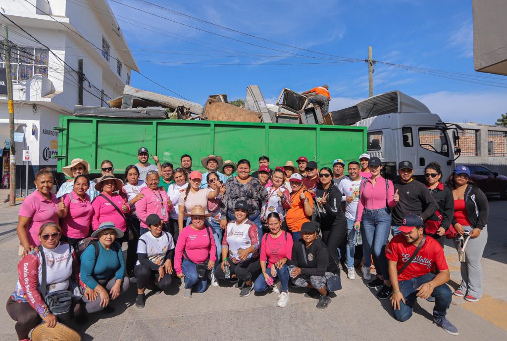 Héctor Santana inicia el año limpiando Bahía de Banderas con el «Limpiatón»
