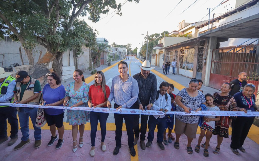 Inaugura Héctor Santana la calle Leopoldo Saldaña en Bucerías