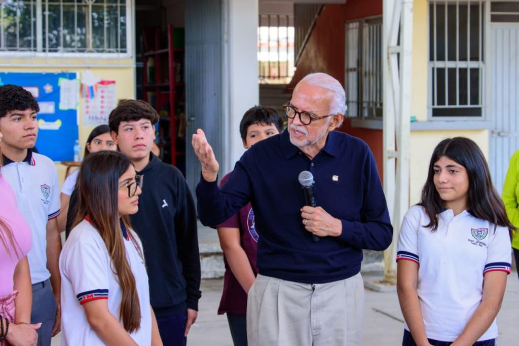 Miguel Ángel Navarro anuncia mejoras en la Escuela Secundaria Fernando Montaño de Tepic