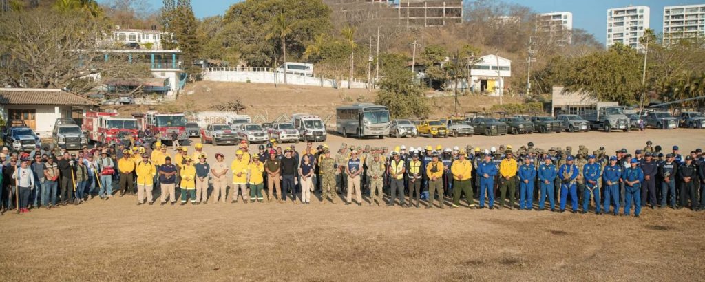 Brigada interinstitucional refuerza labores para sofocar incendio en La Cruz de Huanacaxtle