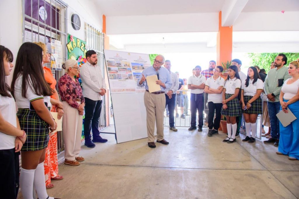 Impulsan Miguel Ángel Navarro y Beatriz Estrada mejoras en Secundaria Técnica No. 4 Ramona Ceceña en Tepic