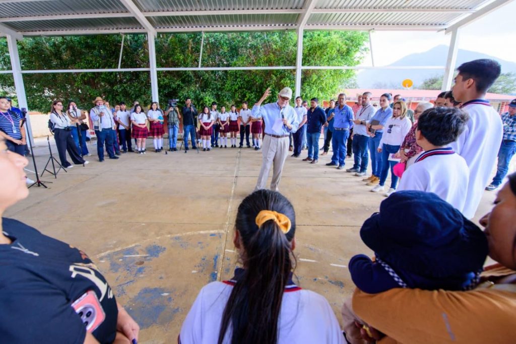 Miguel Ángel Navarro y Beatriz Estrada se comprometen con la educación en San Luis de Lozada