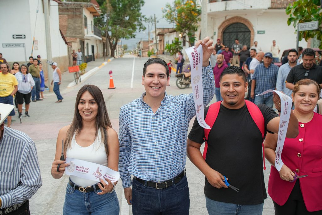 Héctor Santana inaugura cuatro calles en Valle de Banderas