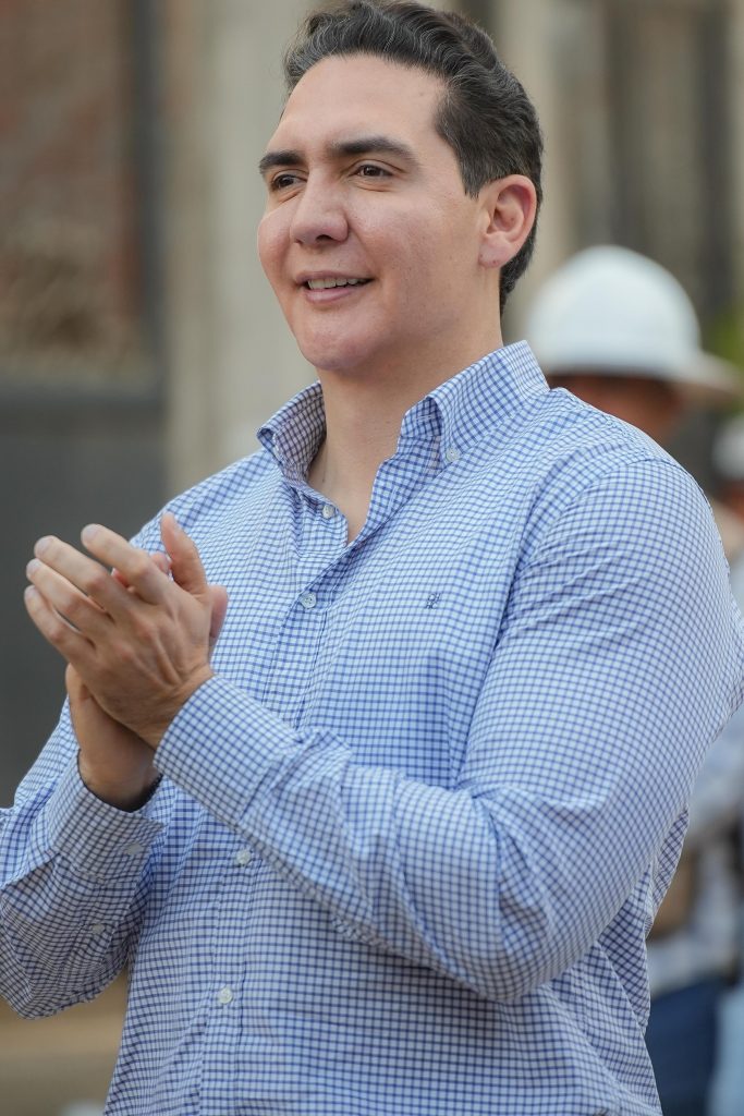 Héctor Santana anuncia construcción de nueva calle en La Misión