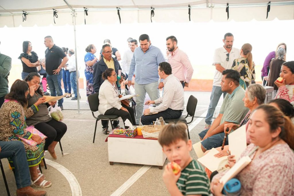 Héctor Santana atiende de frente a vecinos de La Primavera en Audiencia Ciudadana