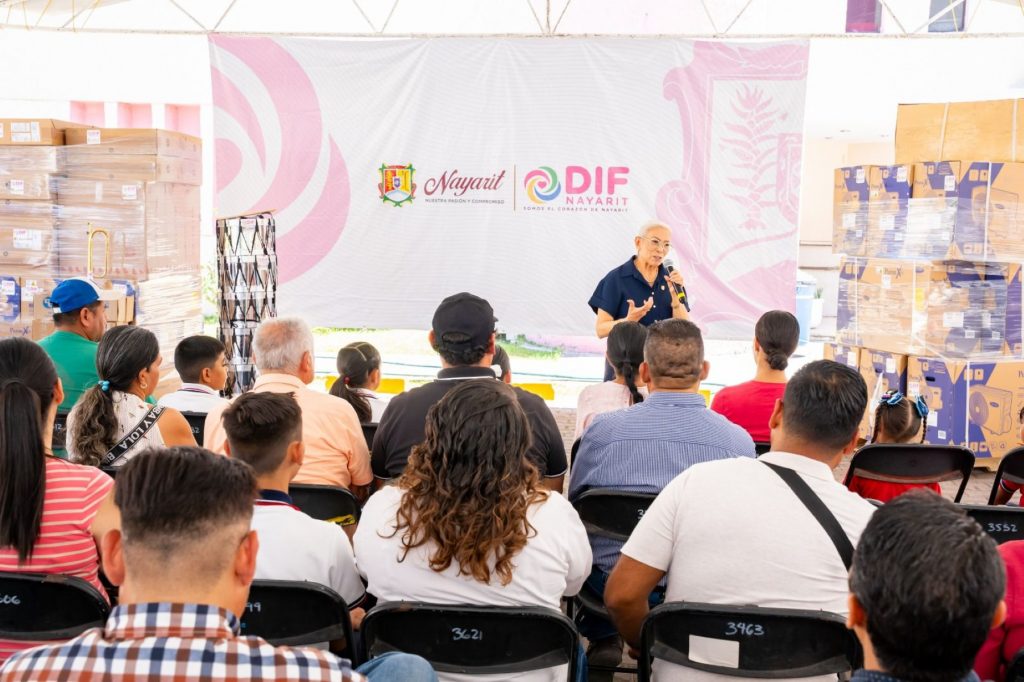 Beatriz Estrada fortalece el equipamiento escolar con entrega de apoyos a planteles educativos