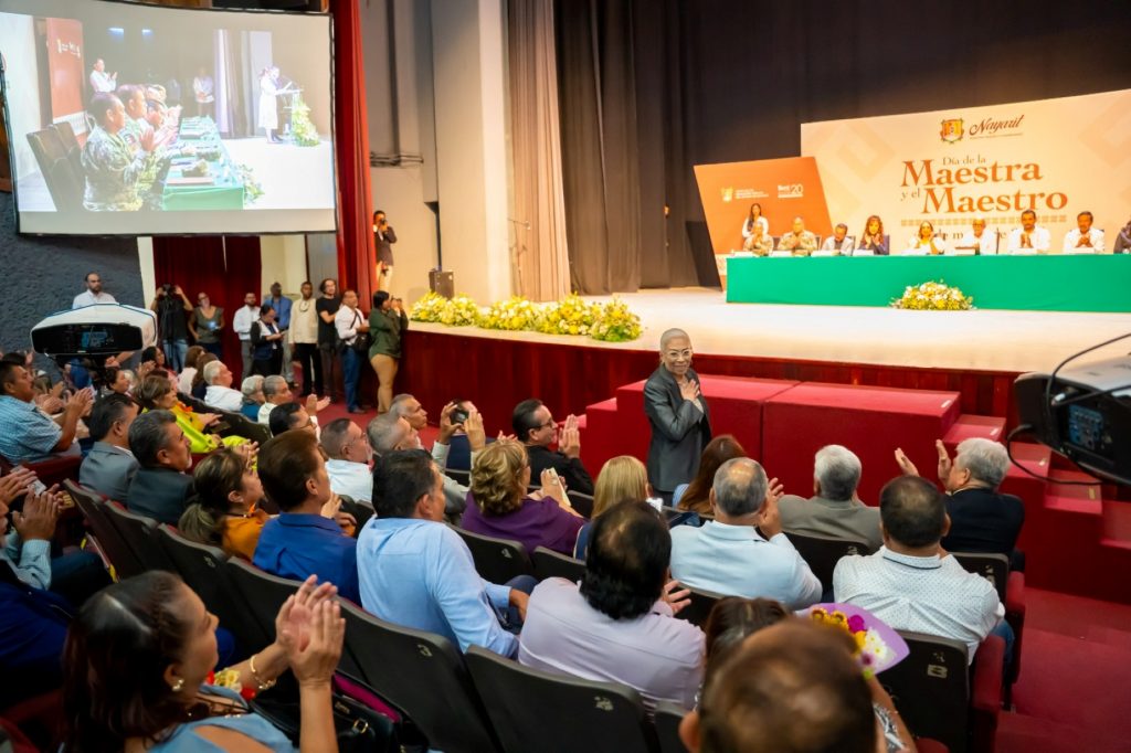 Miguel Ángel Navarro reconoce la trayectoria y compromiso del magisterio nayarita