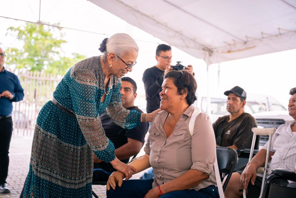 Impulsa Beatriz Estrada bienestar e inclusión con entrega de prótesis