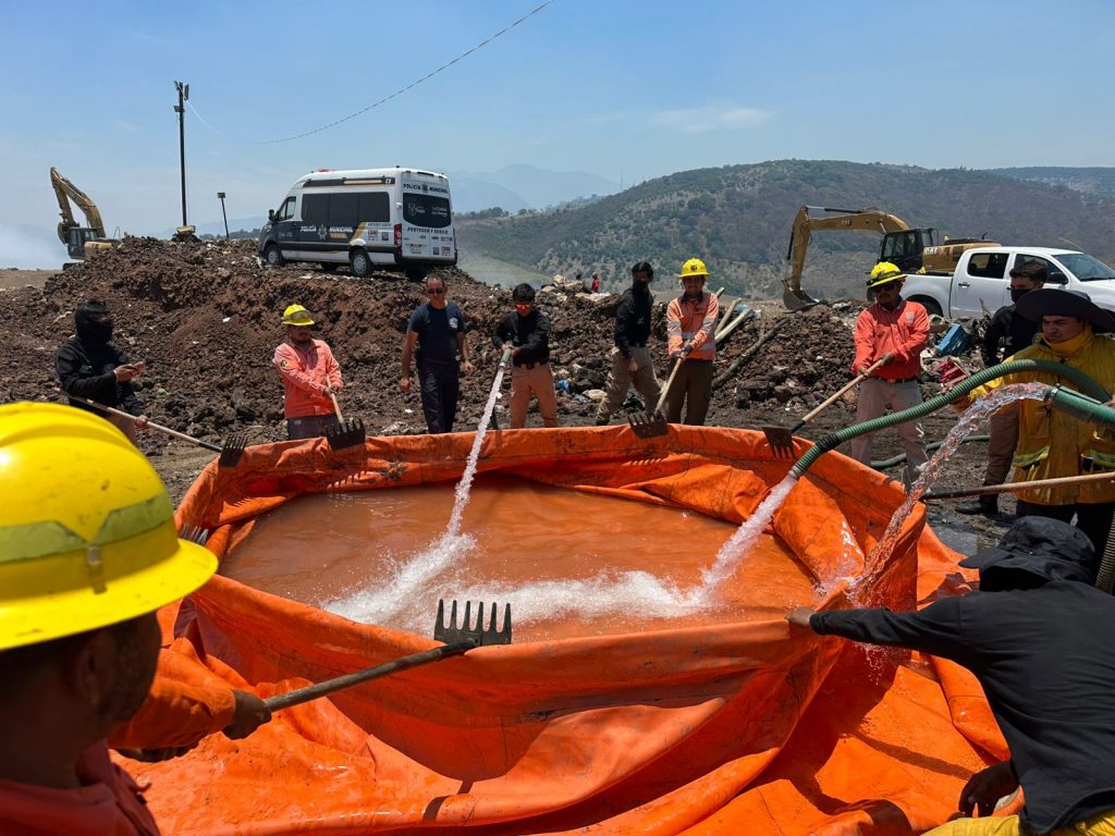 Gobierno de Nayarit apoya en la liquidación de incendio en el relleno sanitario “El Iztete”, en Tepic